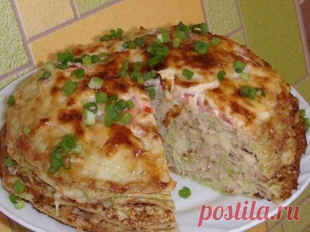 Кабачково-сырный тортик с мясом. 
Кабачок-300 гр.
Сыр-100 гр.
Яйцо-1 шт.
Мука-2 стол.л.
Соль, перец
Фарш-200 гр.
Лук репчатый-2 шт.
Чеснок-2 зубчика.
Майонез-1 стол. л.
Помидор-1 шт.

Приготовление:
Кабачок, сыр натереть на мелкой тёрке+ яйцо+ мука, соль, перец. Испечь блинчики, каждый промазать начинкой, сверху уложить кружочками помидор, немножко смазать майонезом.Запекать при 220ºС 10 минут. Для начинки обжарить фарш с луком и чесноком, добавить по вкусу специи и майонез.