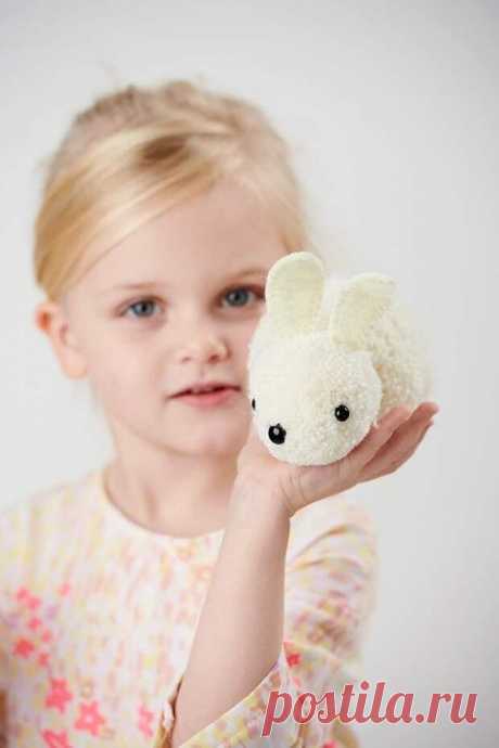 Пушистый кролик из помпонов своими руками - Сам себе мастер - медиаплатформа МирТесен Этого очаровательного зайку из белых помпонов сделать проще простого, даже если вы никогда не делали игрушки своими руками. ВАМ ПОТРЕБУЕТСЯ: — пряжа; — пуговицы на ножке разного диаметра для глазок и носика; — фетр; — проволока; — плоскогубцы; -устройство для изготовления помпонов; — ножницы;