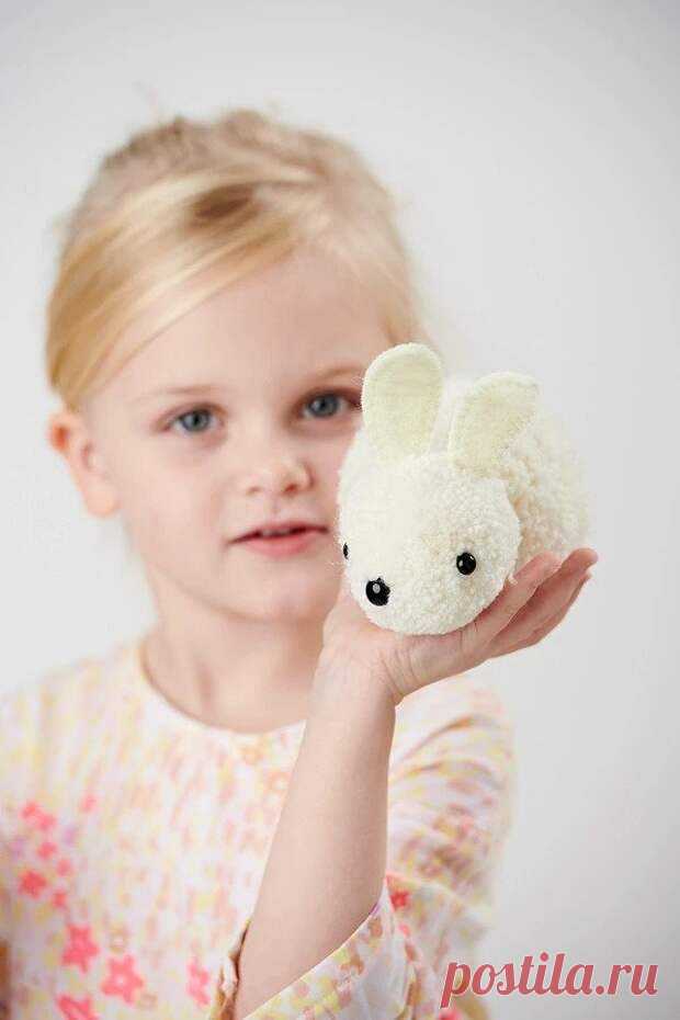 Пушистый кролик из помпонов своими руками - Сам себе мастер - медиаплатформа МирТесен Этого очаровательного зайку из белых помпонов сделать проще простого, даже если вы никогда не делали игрушки своими руками. ВАМ ПОТРЕБУЕТСЯ: — пряжа; — пуговицы на ножке разного диаметра для глазок и носика; — фетр; — проволока; — плоскогубцы; -устройство для изготовления помпонов; — ножницы;