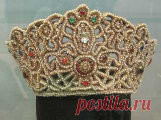 Девичий головной убор Северных губерний России - челка, коруна, венец.
Русская самобытная техника объемной вышивки с использованием жемчуга - сажение по бели (шнуру) применялась для украшения икон, церковного облачения и женских одежд, по некоторым сведениям, с 13 века. До конца 17 в.
Показать полностью…