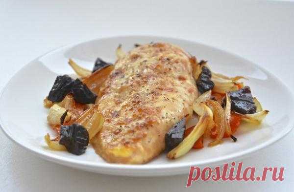 Куриное филе с овощами и черносливом.