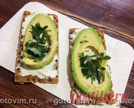 Полезные бутерброды с авокадо и сыром.
