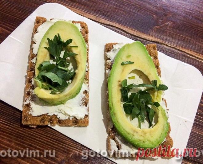 Полезные бутерброды с авокадо и сыром.