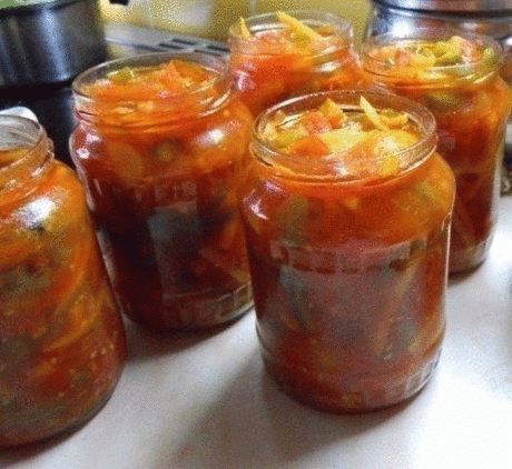Вкуснейший салат ГЛОБУС 
Не знаю, почему он так называется, но это исключительно беспроигрышное блюдо, никогда не взрывается и не требует стерилизации. Рецептом в свое время со мной одна бабушка поделилась, он очень простой, но главное требование четко соблюдать порядок закладки и пропорции. 
Ингредиенты: 
Лук-0.5 кг 
Морковь-0.5 кг 
Баклажаны-1 кг 
Перец сладкий 1 кг 
Помидоры 2 кг 
1 стол.ложка сахара 
1 стол.лож.соли 
100 г уксуса 6%(можно и 9%,кто любит острее) 
200 г растительного масла