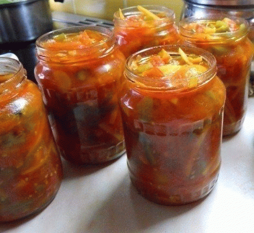 Вкуснейший салат ГЛОБУС 
Не знаю, почему он так называется, но это исключительно беспроигрышное блюдо, никогда не взрывается и не требует стерилизации. Рецептом в свое время со мной одна бабушка поделилась, он очень простой, но главное требование четко соблюдать порядок закладки и пропорции. 
Ингредиенты: 
Лук-0.5 кг 
Морковь-0.5 кг 
Баклажаны-1 кг 
Перец сладкий 1 кг 
Помидоры 2 кг 
1 стол.ложка сахара 
1 стол.лож.соли 
100 г уксуса 6%(можно и 9%,кто любит острее) 
200 г растительного масла