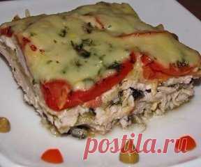 Вот это блюдо! Улёт! Подружка угостила - ничего вкуснее не пробовала!
КУРИНАЯ ЗАПЕКАНКА
Ингредиенты:
- Куриная грудка (филе) - 4 шт.
- -Баклажаны - 2-3 шт.
- Помидоры - 3-4 шт.
- Сыр - 150 г
- Чеснок - 1 зубчик
- Зелень укропа
- Растительное масло для жарки
- Соль, красный и чёрный перец по вкусу
Приготовление:
1. Баклажаны вымыть, срезать хвостики и обсушить. Нарезать их вдоль, тонкими полосками, положить в миску, посолить и оставить на 20-30 минут. С баклажан слить образ...