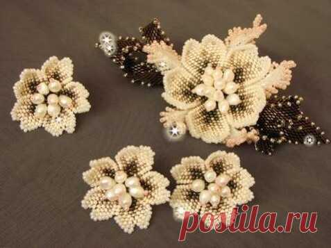 ​Цветы из бисера Цветы из бисераВ бежевом цвете они выглядят особенно благородно.