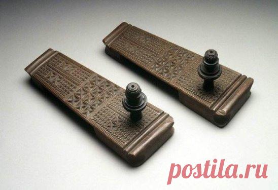 Это очень неудобная, но все же обувь. На фото сандалии султана Фумо Омари, Восточная Африка, конец XIX века.