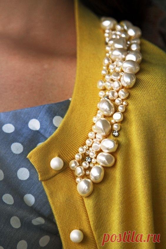 Декор одежды бусинами, бисером и стразами: 33 идеи 













Бусы носят не только на шее! Кардиган, футболка, свитшот, рубашка, блузка,джинсы или нарядное платье — бусинами можно декорировать практически что угодно. В нашей подборке — 33 идеи для …