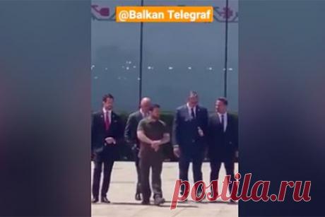 Опубликовано видео неприличного жеста премьера Люксембурга в адрес Зеленского. Опубликовано видео неприличного жеста премьер-министра Люксембурга Ксавье Беттеля в адрес президента Украины Владимира Зеленского. Инцидент произошел на полях саммита Европейского политического сообщества. На кадрах видно, что Зеленский общался с Беттелем и президентом Сербии Александром Вучичем в общем кругу.