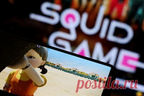 «Игра в кальмара» стал самым популярным сериалом в истории Netflix. Южнокорейский сериал «Игра в кальмара» режиссера Хван Дон-хека о жестоких детских играх на выживание стал самым популярным в истории стриминговой платформы Netflix. За 25 дней с момента премьеры сериал набрал 111 миллионов просмотров, обогнав американский сериал «Бриджертоны».