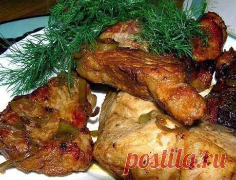 МЯСО В ИМБИРНО-МЕДОВОМ СОУСЕ С ЧЕСНОКОМ И КОНЬЯКОМ. Ингредиенты: 500-700 гр. нежирной свинины, вымытой, хорошо обсушенной салфеткой и нарезанной поперек волокон ломтями толщиной 2-2,5 см. 1/2 лимона, корень имбиря, два зубчика чеснока, половина стручка зеленого острого перца, 100 мл. хорошего коньяка, 1 ст.л. меда. Приготовление: Маринуем мясо 1-1,5 часа в маринаде из сока половины лимона и чеснока, пропущенного через чеснокодавку. 
Пока мясо маринуется, готовим соус. На мелкой терке трем ...