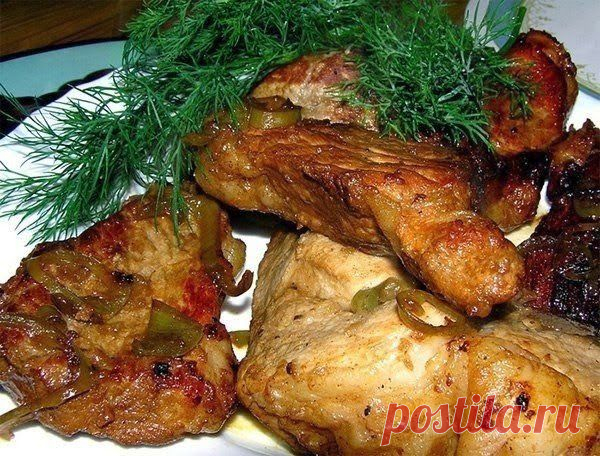 МЯСО В ИМБИРНО-МЕДОВОМ СОУСЕ С ЧЕСНОКОМ И КОНЬЯКОМ. Ингредиенты: 500-700 гр. нежирной свинины, вымытой, хорошо обсушенной салфеткой и нарезанной поперек волокон ломтями толщиной 2-2,5 см. 1/2 лимона, корень имбиря, два зубчика чеснока, половина стручка зеленого острого перца, 100 мл. хорошего коньяка, 1 ст.л. меда. Приготовление: Маринуем мясо 1-1,5 часа в маринаде из сока половины лимона и чеснока, пропущенного через чеснокодавку. 
Пока мясо маринуется, готовим соус. На мелкой терке трем ...