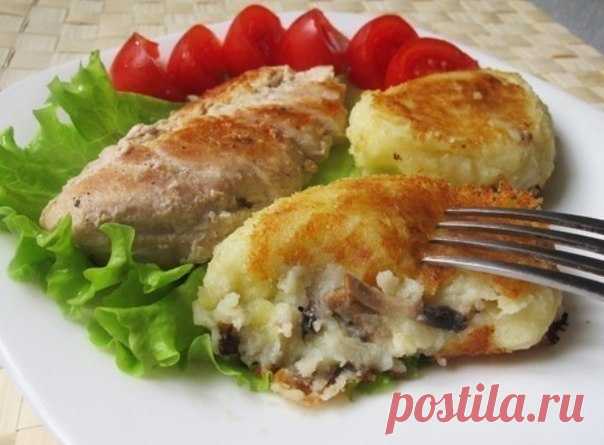 Картофельные зразы с грибами 

Ингредиенты: 
- 600 г картофеля 
- 150 г шампиньонов 
- 70 г репчатого лука 
- 30 г сливочного масла 
- 1/2 стакана муки (или панировочных сухарей) 
- 1 яйцо 
- растительное масло 
- соль 

Приготовление: 
1. Картофель очистите, нарежьте кусочками, отварите до готовности в подсоленной воде. Слейте воду, добавьте яйцо и сливочное масло, приготовьте пюре. 
2. Лук мелко покрошите. Грибы обмойте и нарежьте небольшими кубиками или брусочками. 
3. ...