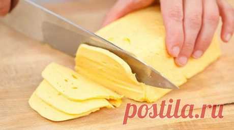 Вкуснейший и быстрый рецепт домашнего сыра 
 
Ингредиенты: 
Творог зернистый (не менее 9%) – 500 грамм 
Молоко (жирное) – 500 мл 
Сливочное масло – 50 грамм 
Сода – пол чайной ложечки 
Яйца – 1 штучка 
Соль по вкусу 
 
Рецепт приготовления 
Вылейте в кастрюлю молоко. Добавьте творог и перемешайте деревянной ложкой. 
 
Доводим всё до кипения и держим на огне 10-15 минут. 
 
Сложите несколько слоев марли, застелите сито и выложите массу. 
 
Подождите пока стечет сыворотка. 
...