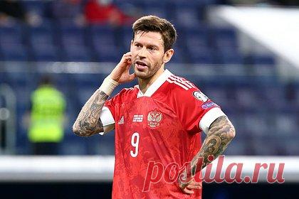 Смолов назвал правильный способ борьбы с похмельем. Нападающий московского «Динамо» Федор Смолов назвал правильный способ борьбы с похмельем. «Нужно терпеть, пить "Боржоми", "Энтеросгель"», — посоветовал футболист. Он подчеркнул, что в отпуске может выпить пива с утра и продолжать пить на второй день. По мнению Смолова, второй день вечеринок может быть веселее.