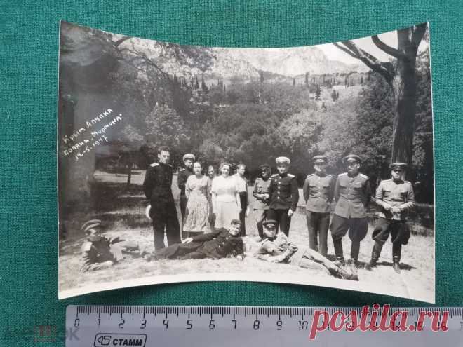 Фотография Крым Алупка поляна Мормона 1947 год солдаты военные галифе погоны награды армия вов форма