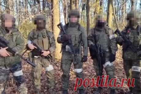 Появилось видео с находящимися под Павловкой морпехами из 155-й бригады. Губернатор Приморского края Олег Кожемяко опубликовал видео с морскими пехотинцами из 155-й бригады Тихоокеанского флота (ТОФ), которые находятся под Павловкой Донецкой области. На появившихся кадрах военнослужащие говорят, что ситуация в Павловке тяжелая, потери есть, однако войска продвигаются вперед.