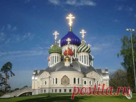 Храм святого благоверного князя Игоря Черниговского и Киевского в Переделкино этим утром празднично сиял, 
как медаль на парадном кителе.
