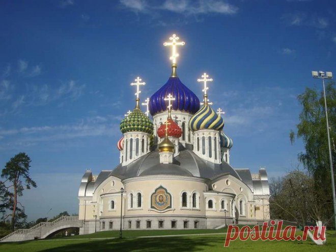 Храм святого благоверного князя Игоря Черниговского и Киевского в Переделкино этим утром празднично сиял, 
как медаль на парадном кителе.