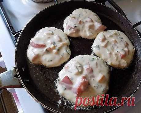 Завтрак-ФУРОР: Оладьи со вкусом пиццы 

Моя семья еще никогда не была в таком восторге от завтрака. Это шедеврально, а по своей простоте гениально! Попробуйте, и поймете, о чем я говорю... ))

Ингредиенты: 

Кефир (объёмом 250 мл) — 1 стак. 
Сыр твердый (моцарелла для пиццы или любой вами любимый сыр) — 70 г 
Ветчина (из индейки, любая вами любимая или колбаса) — 100 г 
Мука пшеничная / Мука (объёмом 250 мл) — 1 стак. 
Соль — 0,5 ч. л. 
Сахар (можно 1 ч л, по вкусу) — 0,5 ...