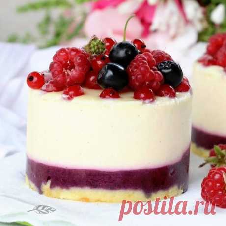 Творожная вкуснятина без выпечки на 100грамм - 69 ккалБ/Ж/У - 12/1/4

Ингредиенты:

Творог — 400 г
Йогурт — 300 г
Стевия — по вкусу
Желатин — 30 г
Фрукты, ягоды — по вкусу

Приготовление:

1. Смешать творог, йогурт, стевию.
2. Тонкой струйкой влить желатин, хорошо перемешать.
3. На дно формы выложить ягоды/фрукты и залить все творожно-сметанной смесью.
4. Поставить в холодильник на 1-2 часа.

Приятного аппетита!