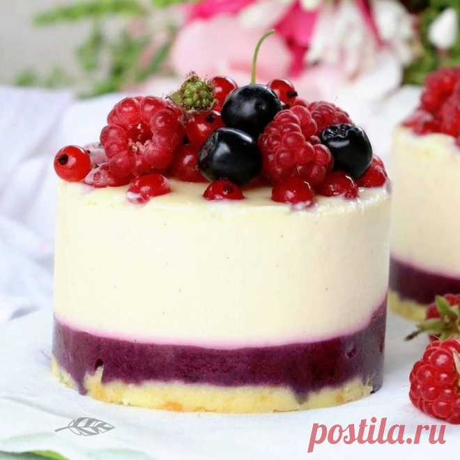 Творожная вкуснятина без выпечки на 100грамм - 69 ккалБ/Ж/У - 12/1/4

Ингредиенты:

Творог — 400 г
Йогурт — 300 г
Стевия — по вкусу
Желатин — 30 г
Фрукты, ягоды — по вкусу

Приготовление:

1. Смешать творог, йогурт, стевию.
2. Тонкой струйкой влить желатин, хорошо перемешать.
3. На дно формы выложить ягоды/фрукты и залить все творожно-сметанной смесью.
4. Поставить в холодильник на 1-2 часа.

Приятного аппетита!