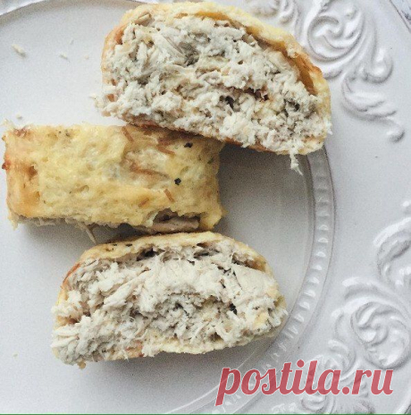 Невероятно вкусный сырный рулет с курицей
Ингредиенты:
Яйцо-2 шт
Сыр-50 гр
Куриная грудка(отварная)-100 гр
Натуральный йогурт-75 гр
Специи- по вкусу

Приготовление:
Натереть сыр. Смешать сыр с яйцами и 25 гр. натурального йогурта. Вылить в силиконовую форму/коврик/пергаментную бумагу и выпекать в разогретой до 180 градусов духовке 15 минут. В это время нарезать курицу смешать с оставшимся йогуртом, приправить. Вытащить яичный блинчик из духовки. Равномерно разложить курину...