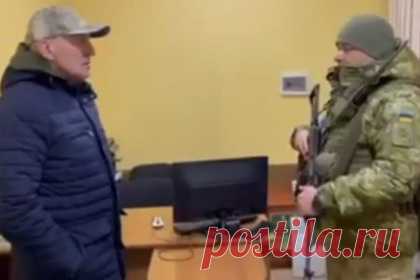 Посол Белоруссии описал инцидент с «30 сребряниками» на украинском КПП. Белорусские дипломаты столкнулись с беспределом со стороны украинских пограничников, когда те решили устроить им провокацию на пограничном КПП. Об этом заявил посол Белоруссии на Украине Игорь Сокол. Речь идет об инциденте, украинские когда силовики предложили дипломатам «30 сребреников» за «предательство Киева».