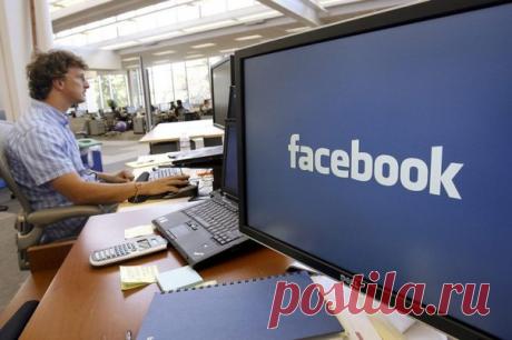 В ближайшие месяцы Facebook запустит корпоративную соцсеть Facebook at Work, в которой сотрудники фирм смогут общаться между собой, обмениваться документами и устанавливать деловые контакты. Сервисом уже пользуются более 300 компаний, включая Heineken, Royal Bank of Scotland и ювелирную компанию Stella and Dot