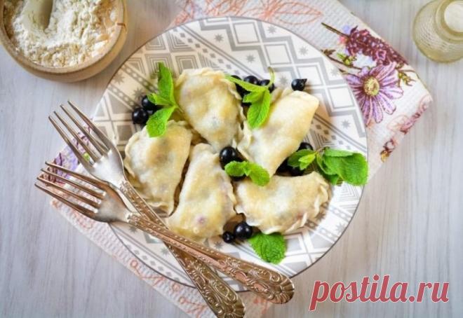 ​Вареники с черной смородиной Ингредиенты:Мука пшеничная — 550 гВода — 200 г Яйцо куриное — 1 шт. Масло растительное — 1 ст. л. Сахар — по вкусу Соль — 1 щепотка Черная смородина — 200 гПриготовление:1. Подготовьте ингредиенты для вареников с черной...