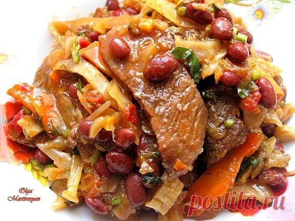 Сытно, ароматно и безумно вкусно. Тушеная говядина с капустой и фасолью 


Сытно, ароматно и безумно вкусно!









Ингредиенты:
Говядина б/к — 800 гр,1 луковица,1 баночка красной фасоли,1 небольшой вилок капусты,1 крупная морковь,1 красный болг.перец,4 дольки чеснока,3…