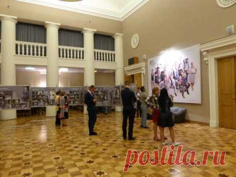 Новые фотографии актеров театра в фойе — NashTeatr.com
