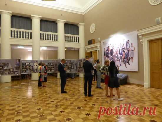 Новые фотографии актеров театра в фойе — NashTeatr.com