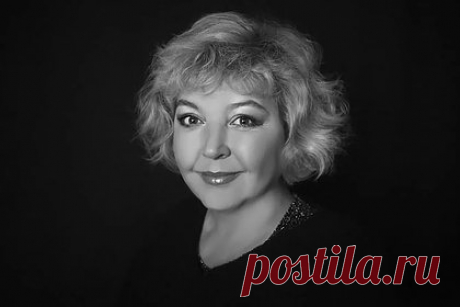 Умерла актриса Светлана Спиридонова. Ушла из жизни актриса театра и кино Светлана Спиридонова. Артистка скончалась в возрасте 62 лет, причина ее смерти не уточняется. Известно, что Спиридонова тяжело болела. Актриса известна по проектам «Люби меня, как я тебя», «Земский доктор», «Берега любви», «Напарницы» и другим.
