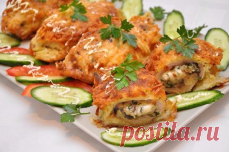 КОТЛЕТЫ В КАРТОФЕЛЬНОЙ ШУБЕ
ИНГРЕДИЕНТЫ: 
● свиная вырезка или куриное филе – 400 г,
● шампиньоны – 150-200 г,
● сыр твердый – 100 г,
● лук репчатый – 1 шт.,
● петрушка свежая – 1 пучок,
● картофель – 3 шт.,
● яйцо куриное – 2 шт.,
● мука – 1 стакан,
● соль, перец черный молотый – по вкусу,
● масло растительное для жарки.
ПРИГОТОВЛЕНИЕ:
Мясо, нарезанное на отбивные (у нас получилось 4 шт.) тонко