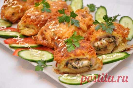 КОТЛЕТЫ В КАРТОФЕЛЬНОЙ ШУБЕ
ИНГРЕДИЕНТЫ: 
● свиная вырезка или куриное филе – 400 г,
● шампиньоны – 150-200 г,
● сыр твердый – 100 г,
● лук репчатый – 1 шт.,
● петрушка свежая – 1 пучок,
● картофель – 3 шт.,
● яйцо куриное – 2 шт.,
● мука – 1 стакан,
● соль, перец черный молотый – по вкусу,
● масло растительное для жарки.
ПРИГОТОВЛЕНИЕ:
Мясо, нарезанное на отбивные (у нас получилось 4 шт.) тонко