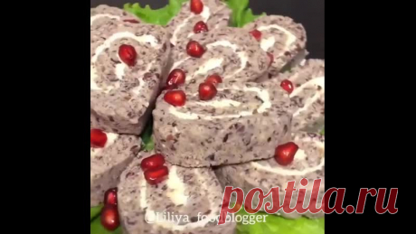 Отличная закуска на Новый год и вкусно, и красиво смотрится на столе! Рулет из красной фасоли с грецким орехом, очень нежный, просто тает во рту