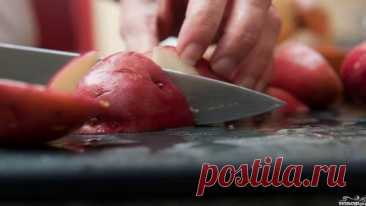 Курица в духовке с лимоном Курица в духовке с лимоном получается сочной, с характерной лимону кислинкой и запекшейся корочкой. Для того, чтобы использовать жар духовки и оставшееся место в форме с курицей, добавляю картошечку. 		 Ингредиенты: Курица1 штука, Лимоны2 штуки, Чеснок2-3 зубчиков, Свежий базилик (пучок)1 штука, Кар