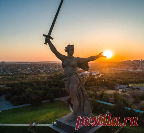 Одна из самых высоких статуй в мире расположена в Волгограде и является едва ли не главным символом борьбы советского народа с фашизмом. 52-метровая фигура женщины, шагнувшей вперед, зовет своих сыновей на бой с врагом. Ее образ связан с античной богиней Никой — богиней победы.
Толщина железобетонных стен скульптуры составляет всего 25-30 сантиметров. Внутри вся статуя состоит из отдельных ячеек камер, как комнаты в здании. Жёсткость каркаса поддерживается девяноста девять...