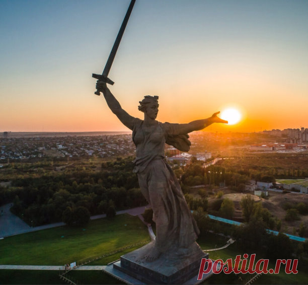 Одна из самых высоких статуй в мире расположена в Волгограде и является едва ли не главным символом борьбы советского народа с фашизмом. 52-метровая фигура женщины, шагнувшей вперед, зовет своих сыновей на бой с врагом. Ее образ связан с античной богиней Никой — богиней победы.
Толщина железобетонных стен скульптуры составляет всего 25-30 сантиметров. Внутри вся статуя состоит из отдельных ячеек камер, как комнаты в здании. Жёсткость каркаса поддерживается девяноста девять...
