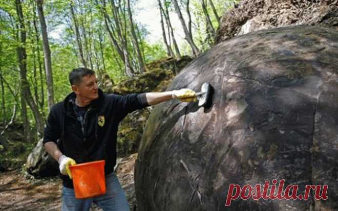 В лесу найден загадочный каменный шар
