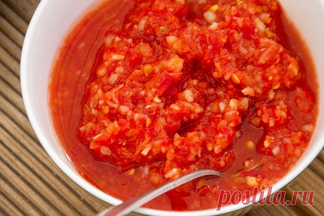 Лук покупаю килограммами. Готовлю из него ЗАКУСКУ за 2 минуты, вкуснее любых соусов и кетчупов Ингредиенты: 2 луковицы 3 ст.л. томатной пасты соль, специи и зелень по желанию Приготовление: Лук очистите, нарежьте мелко. Чем мельче, тем вкуснее будет. Обдайте лук кипятком, чтобы убрать лишнюю горечь и слейте воду. В чашу выложите лук и томатную пасту. Перемешайте и закуска к блюдам готова! Можно по желанию добавить зелень, специи и соль.