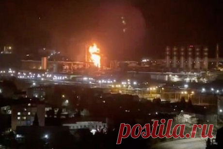 На побережье Черного моря горел нефтеперерабатывающий завод. Во время пожара закрывали аэропорт Сочи. На НПЗ в Туапсе Краснодарского края произошел крупный пожар, загорелась вакуумная установка. По данным оперативного штаба Кубани, в борьбе с огнем принимали участие 99 человек и 31 единица техники, в том числе 60 человек и 17 единиц техники от МЧС. В результате их действий в 04:53 возгорание удалось ликвидировать.