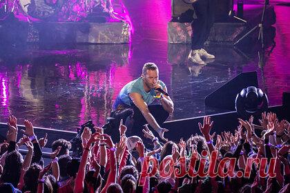 Гиганты в мире музыки объединились для спасения планеты. Крупнейшие в мире музыкальные лейблы Sony Music Entertainment, Universal Music Group и Warner Music Group объединились для спасения планеты от глобального потепления. Звукозаписывающие гиганты подписали обязательство по декарбонизации индустрии к 2050 году. К 2030 году эмиссии от концертов нужно сократить вдвое.