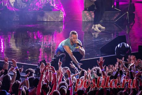 Гиганты в мире музыки объединились для спасения планеты. Крупнейшие в мире музыкальные лейблы Sony Music Entertainment, Universal Music Group и Warner Music Group объединились для спасения планеты от глобального потепления. Звукозаписывающие гиганты подписали обязательство по декарбонизации индустрии к 2050 году. К 2030 году эмиссии от концертов нужно сократить вдвое.