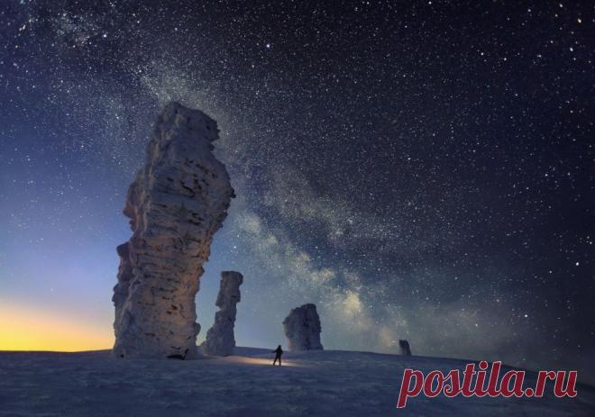 Хребет Мань-Пупу-Ньер.Около 200 миллионов лет назад на месте каменных столбов были высокие горы. Дождь, снег, ветер, мороз и жара постепенно разрушали горы и в первую очередь слабые породы. Находится этот хребет довольно далеко от обитаемых мест. Добраться до столбов могут только подготовленные туристы.