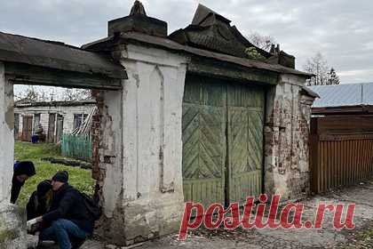 Студенты Суздаля обследовали старинные ворота для реставрации. В Суздале студенты обследовали старинные ворота на улице Кремлевской для дальнейшей реставрации. Кирпичные ворота дома номер 15 являеются памятником градостроительства и архитектуры регионального значения. Известно, что объект охраняется с 2017 года. Над ним работали молодые реставраторы из разных городов России.