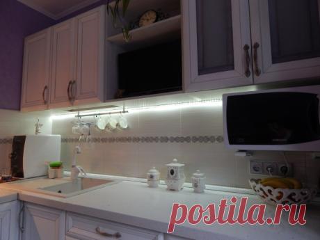 Классическая белая кухня ЗОВ из ясеня на 9 метрах с круглым столом на 4 персоны (15 фото)