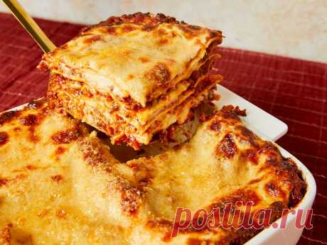 Klassische italienische Lasagne | Rezept | Kitchen Stories Unser original italienisches Lasagne Rezept zeigt dir alles, um den Klassiker ganz einfach selbst zuzubereiten. Mit hausgemachter Bolognese und Béchamel.